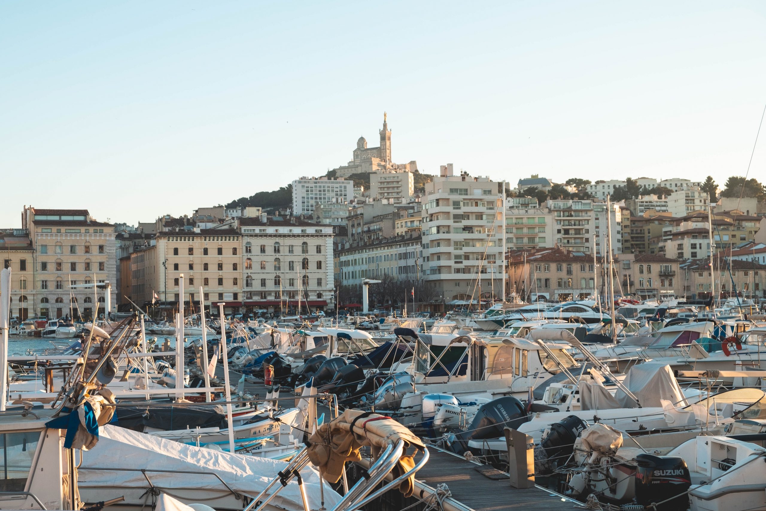 Vue de la bonne mère depuis le vieux port de Marseille au coucher du soleil