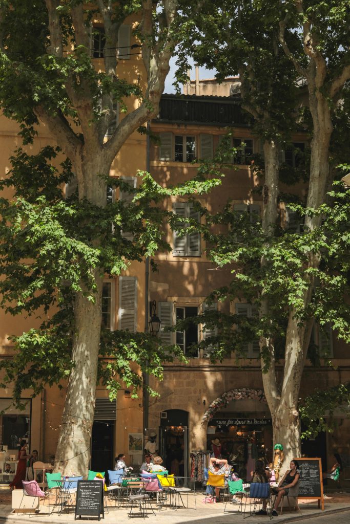La rue Chastel dans le centre-ville d'Aix-en-Provence, chef-lieu de la Provence dans les Bouches du Rhône