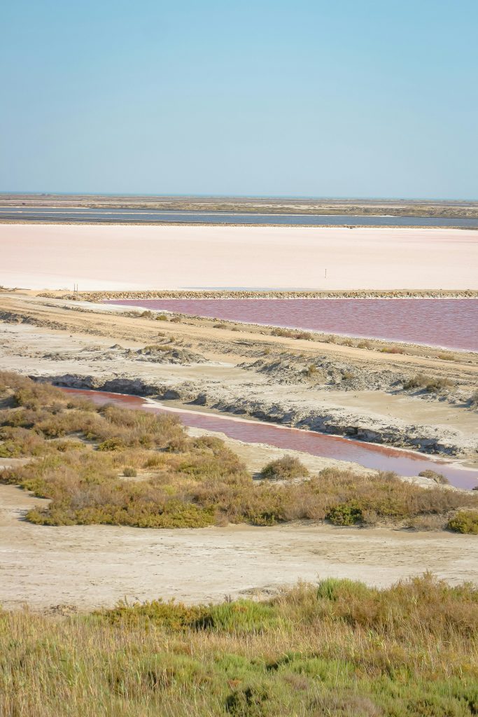 Les Salins de Giraud en Camargue près d'Arles au bord de la mer Méditerranée